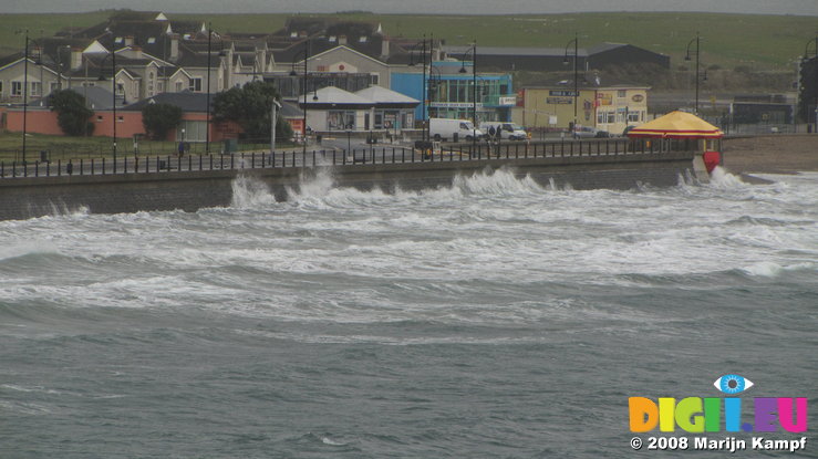 SX00307 Waves at Tramore promenade